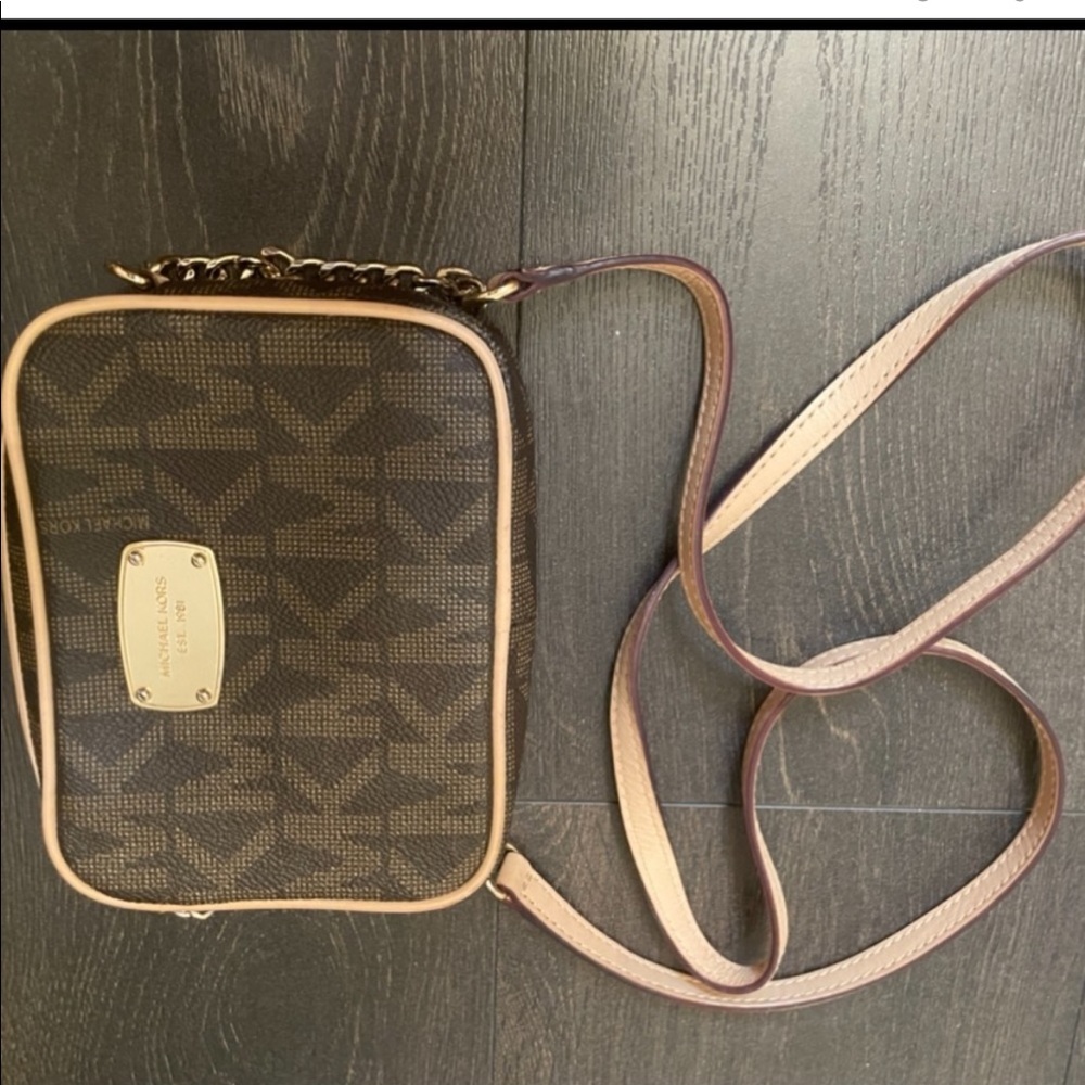 Authentic Micheal kors crossbody signature bag